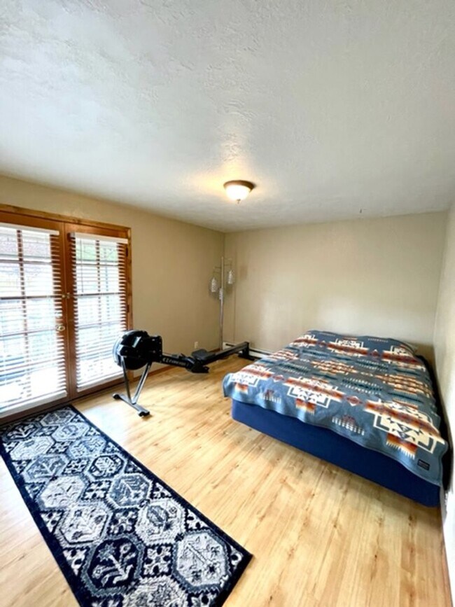 Building Photo - Single Level Westside Home with fabulous b...