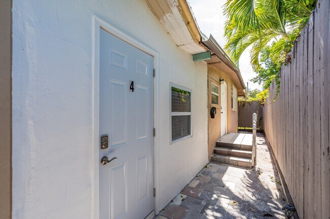 Building Photo - 2610 SW 31st Ave