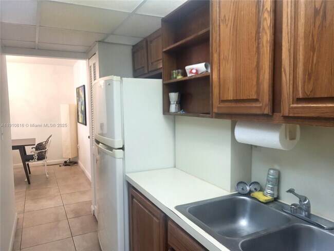 Building Photo - 1623 Collins Ave