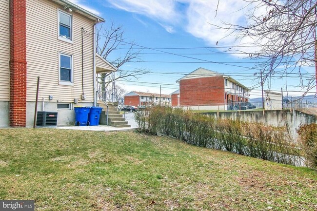 Building Photo - 3 bedroom in CD East Schools