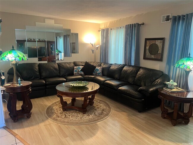 Building Photo - 206 Springmeadow Dr