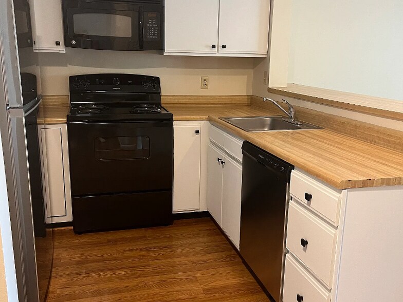 Building Photo - 1348 Hunters Rd