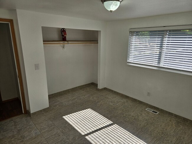 Building Photo - Cozy Wooded Vintage Charmer