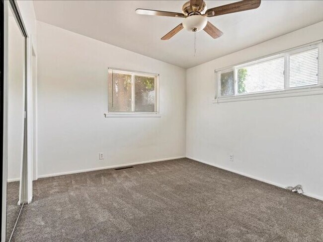 Building Photo - Murray beautiful 4 bed 2.5 bath family home