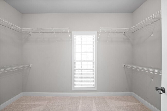 Building Photo - Three Bedroom with Bonus on Exit 8!