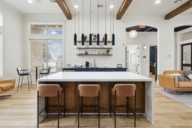 Building Photo - 11925 Jones Rd