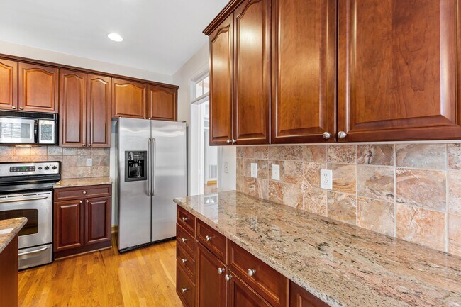 Building Photo - Exceptional 5-Bedroom Residence in the Hea...