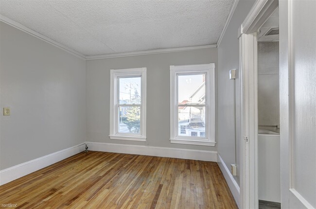 Building Photo - 3 br, 1 bath Triplex - 190 Blodget Street 2