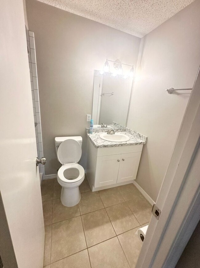 Building Photo - Charming 2-Bedroom Townhome with Bonus Roo...