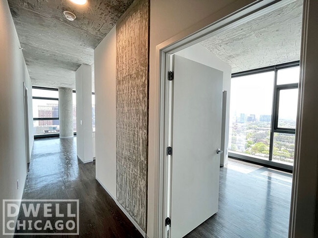 Building Photo - 719 S Clark St