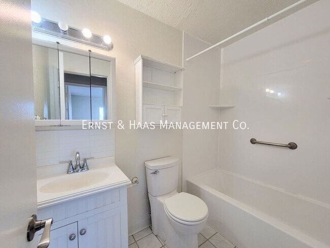 Building Photo - 3565 Linden Ave