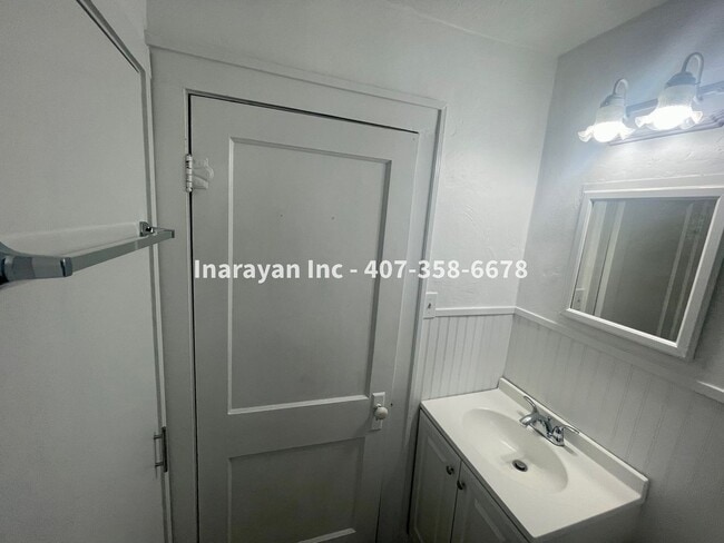 Building Photo - Newly Remodeled 2/1 House with cozy porch