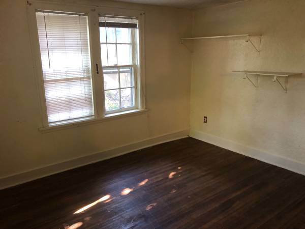 2nd living room in lower unit - 940 NE Maple St