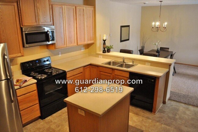 Building Photo - Townhouse Available July 1, Open Floor Pla...