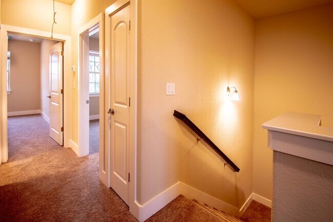 Building Photo - 347 Madison Oaks Ave