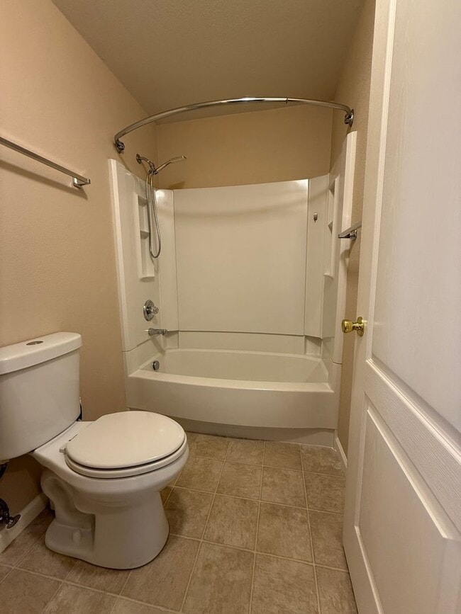 Building Photo - 2 bedroom, 2 1/2 bath condo in the NORTHEAST side of Colorado Springs