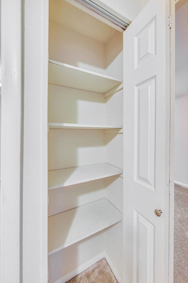 Building Photo - COMING SOON - Updated 3+2.5 End Unit w/ 2 PARKING SPACES