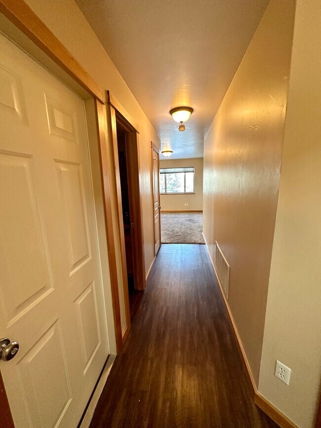 Building Photo - Spacious & Updated Townhome in Broadwater ...
