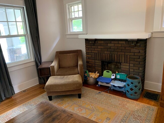 Building Photo - Crescent Hill  Charming Three Bedroom Bung...