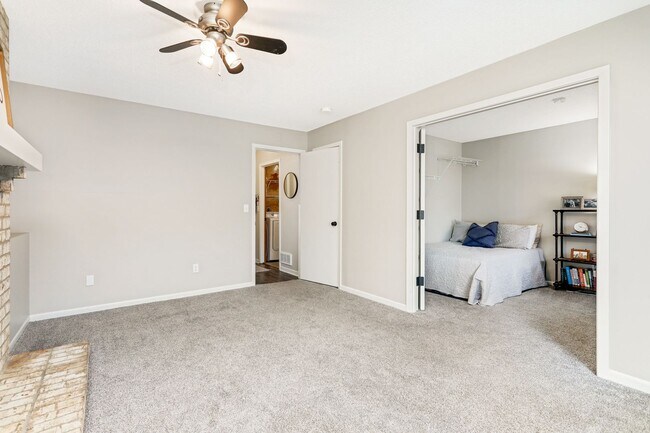 Building Photo - 3 bd, 2 bathroom, 2 car garage two level end unit town home