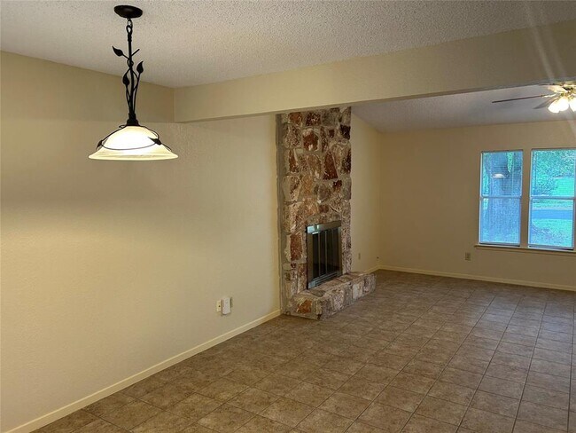 Building Photo - 2114 Lear Ln