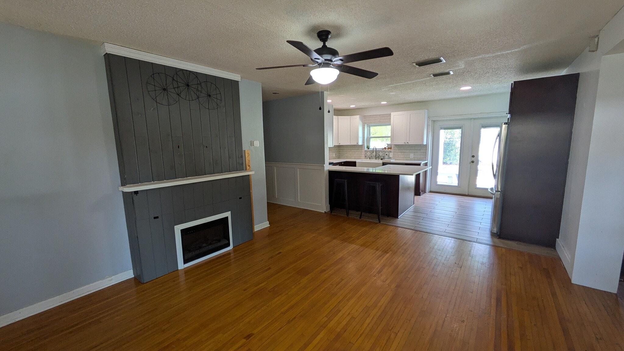 Building Photo - 215 S Elm Rd