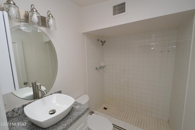 Building Photo - 7118 E Elbow Bay Dr