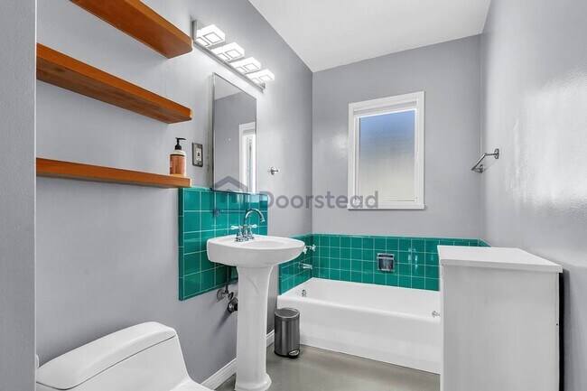 Building Photo - 1615 N Laurel Ave