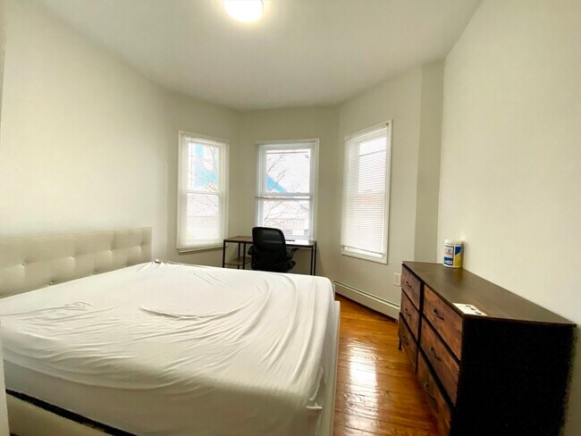 Building Photo - 417 Cardinal Medeiros Ave