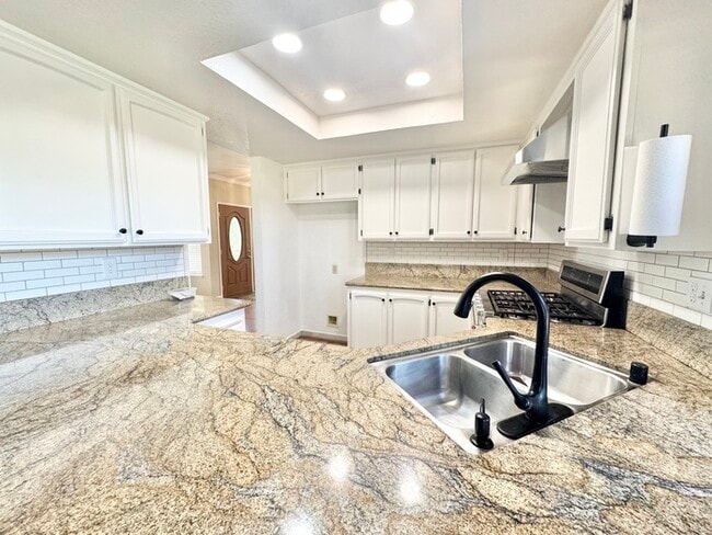 Building Photo - Beautiful 4 Bedroom Single Story For Rent In Roseville!