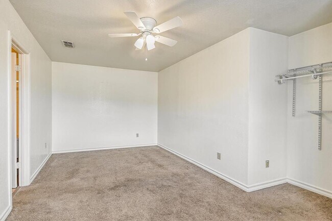 Building Photo - 803 Valley View Dr