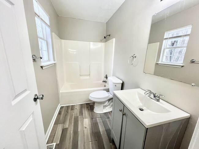 Building Photo - 205 N 26th St