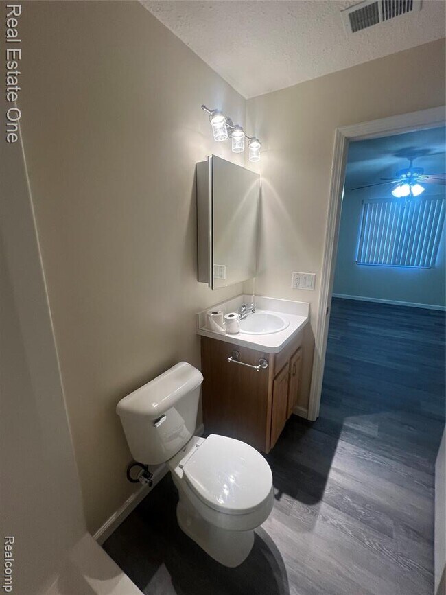 Building Photo - 15815 Lakeside Dr