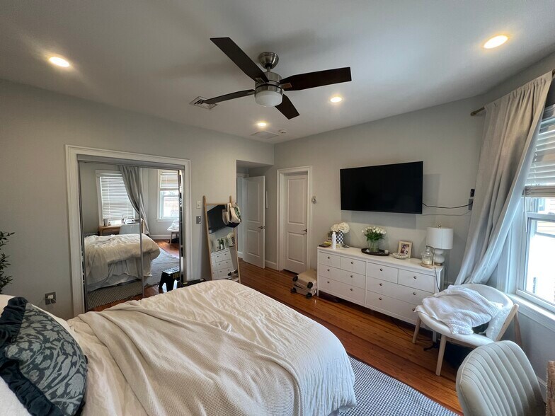 Building Photo - 733 E 3rd St