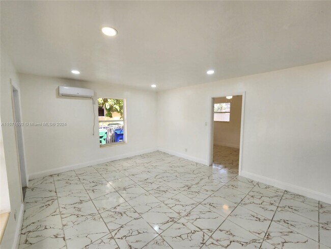 Building Photo - 4172 SW 21st St