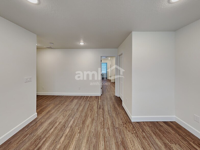 Building Photo - 2222 E Silverado Ln