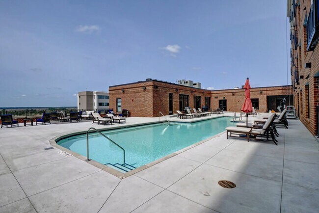 Building Photo - Two bedroom end unit condo with stunning d...