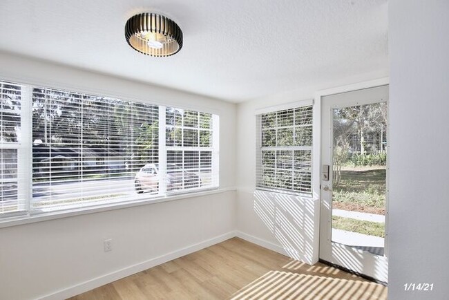 Building Photo - Stylish 3/2 Renovated Bungalow with a Deta...