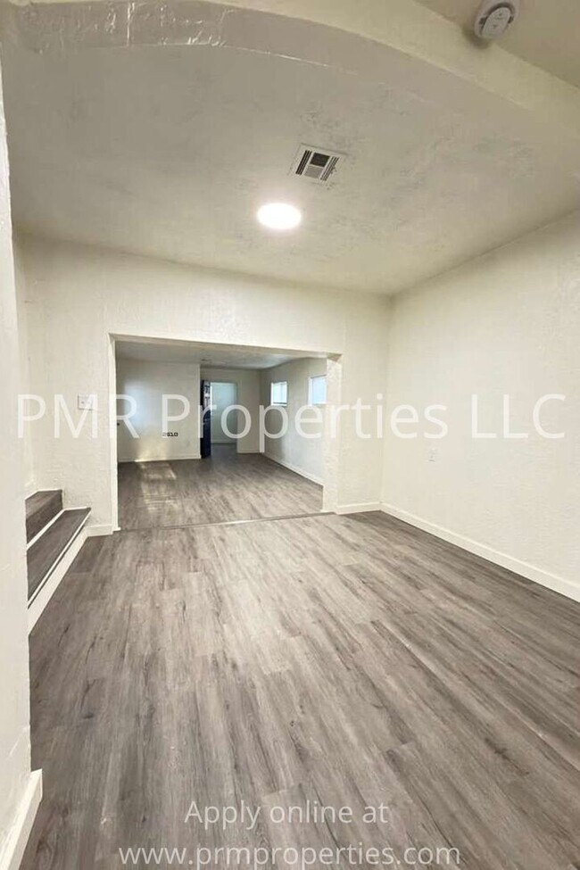 Building Photo - 4 Bedrooms / 2 Bathrooms House