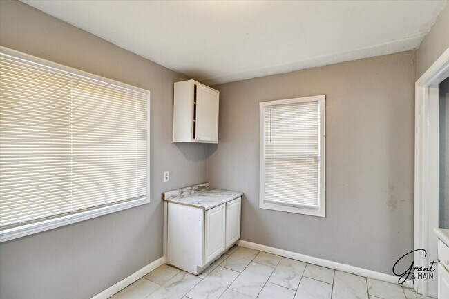 Building Photo - 3 bedroom bungalow - $1325