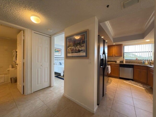 Building Photo - 700 Uno Lago Dr