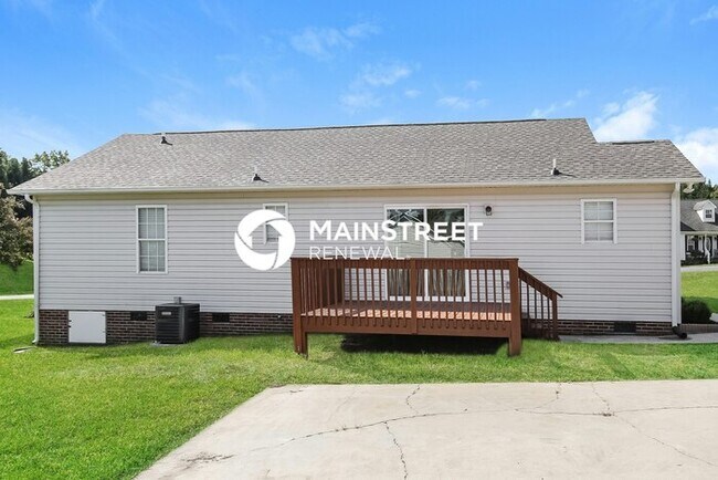 Building Photo - 3 Bedroom Pet-Friendly Home in THOMASVILLE, NC with Main Street Renewal