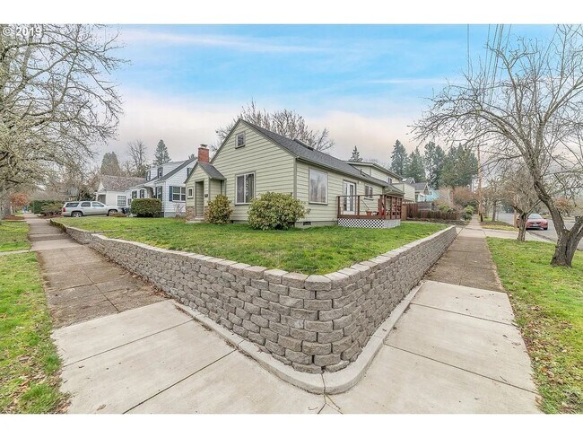 Building Photo - Charming 4-Bedroom Home Near UO Campus – Spacious, & Well-Maintained