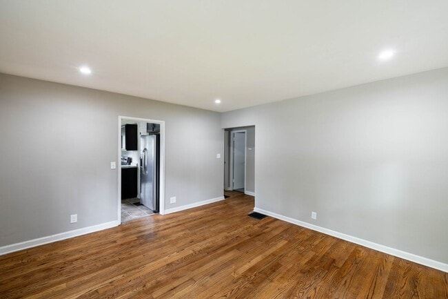 Building Photo - 3 Bed 2 Full Bath Available now at 52nd and Primrose!