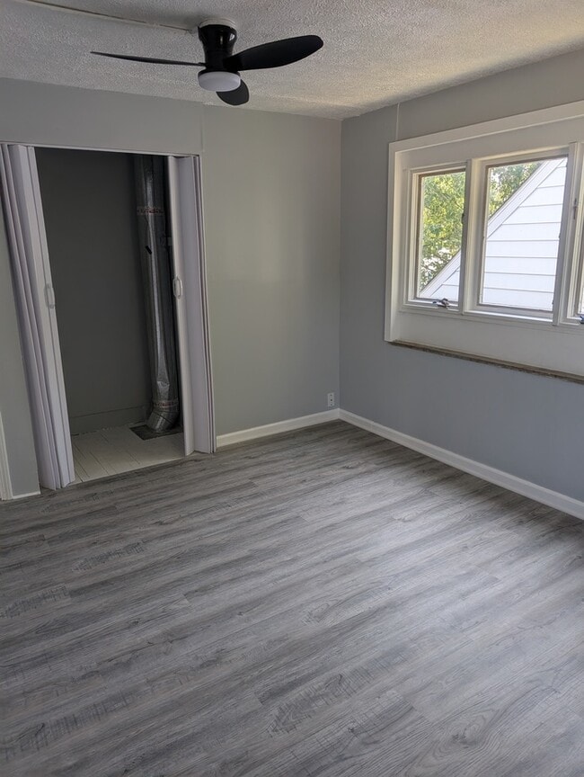 Building Photo - Charming 5 beds 2 baths in Euclid!