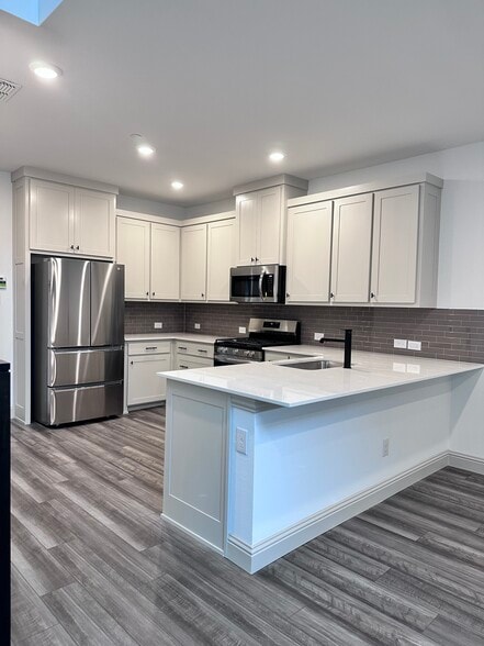 Building Photo - 609 Friendswood Dr