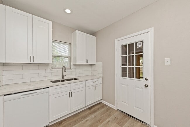 Building Photo - 1113 8th St