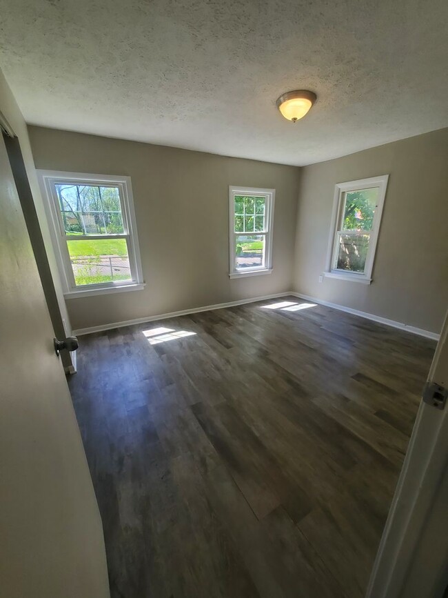 Building Photo - 2 Bed 2 Bath House with a One Car Garage