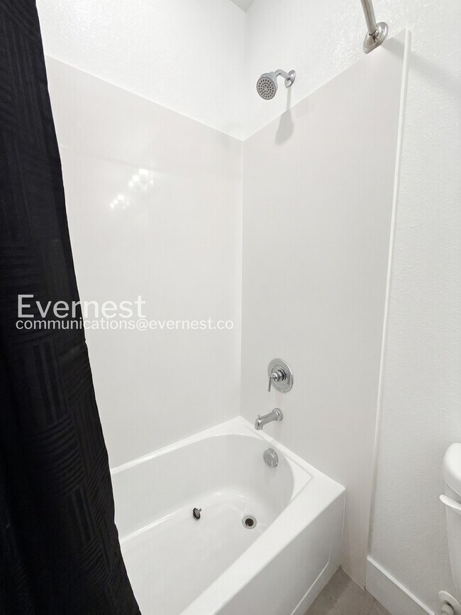 Building Photo - 4-Bed/3-Bath Home/Voucher Accepted/Available Now!