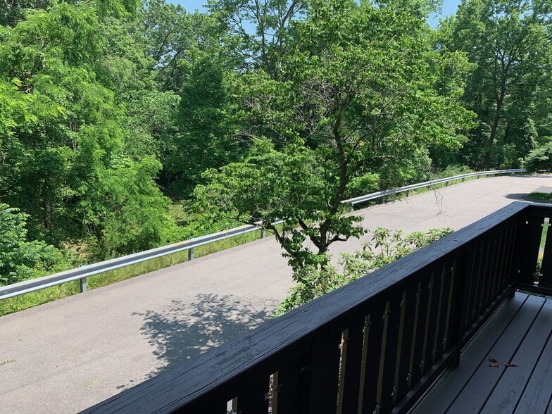 Building Photo - 111 Little Glen Dr